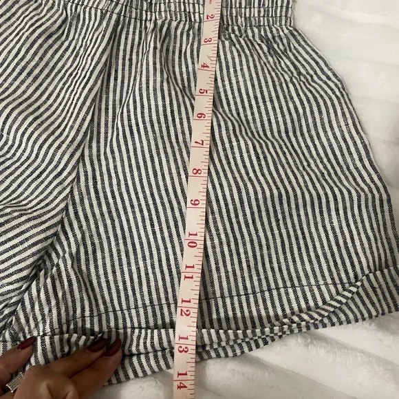 Reformation Light Gray & White Striped High Waist Women’s Shorts - Picture 11 of 13